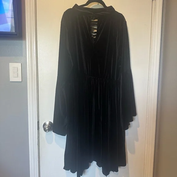 Torrid Black Velvet Flare Sleeve Lace Up Stretch 
Witchy Goth Midi Dress. - Picture 8 of 13